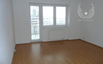 TOP!!! VEĽKÝ, NEZARIADENÝ 3I BYT S LOGGIOU V KARLOVEJ VSI