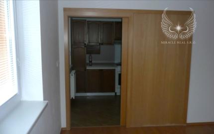 TOP!!! VEĽKÝ, NEZARIADENÝ 3I BYT S LOGGIOU V KARLOVEJ VSI