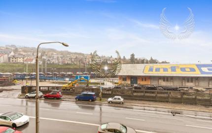 TICHÝ 3I BYT S NEPRIECHODNÝMI IZBAMI A S LOGGIOU NA PRAŽSKEJ ULICI