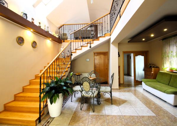 TOP!!! KRÁSNY RODINNÝ DOM S BAZÉNOM A ZÁHRADOU KÚSOK OD ŠALE