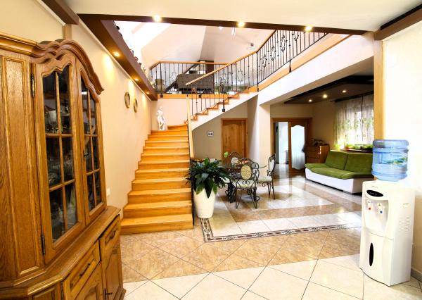 TOP!!! KRÁSNY RODINNÝ DOM S BAZÉNOM A ZÁHRADOU KÚSOK OD ŠALE