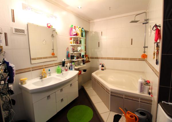 TOP!!! KRÁSNY RODINNÝ DOM S BAZÉNOM A ZÁHRADOU KÚSOK OD ŠALE