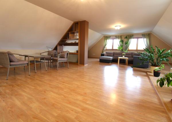 TOP!!! KRÁSNY RODINNÝ DOM S BAZÉNOM A ZÁHRADOU KÚSOK OD ŠALE