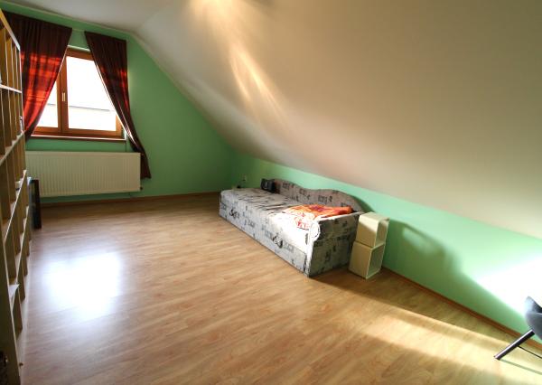 TOP!!! KRÁSNY RODINNÝ DOM S BAZÉNOM A ZÁHRADOU KÚSOK OD ŠALE