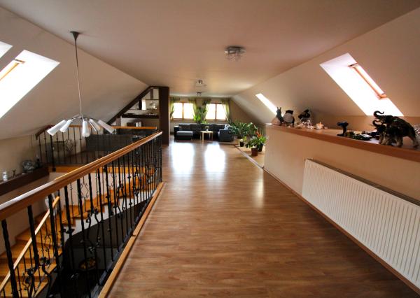 TOP!!! KRÁSNY RODINNÝ DOM S BAZÉNOM A ZÁHRADOU KÚSOK OD ŠALE