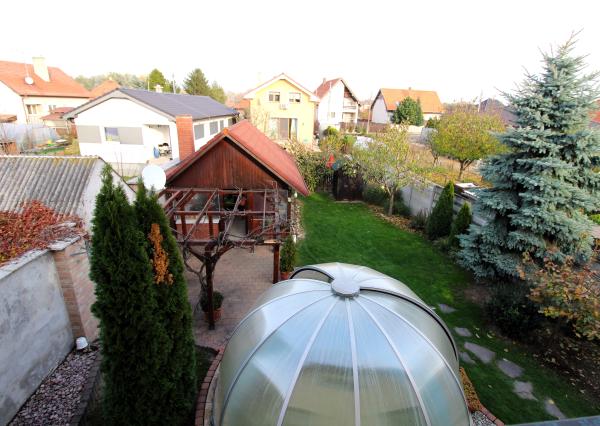 TOP!!! KRÁSNY RODINNÝ DOM S BAZÉNOM A ZÁHRADOU KÚSOK OD ŠALE