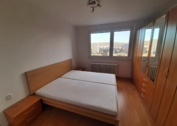 NOVOZREKONŠTRUOVANÝ 2I BYT S NEPRIECHODNÝMI IZBAMI NA KPT. RAŠU