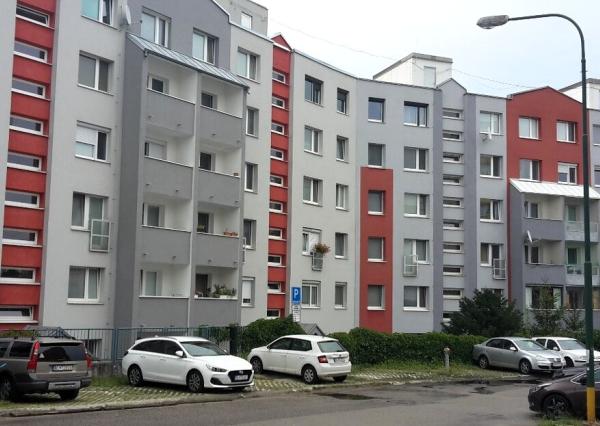 TOP!!! PRIESTRANNÝ 4I BYT S LOGGIOU NA DLHÝCH DIELOCH