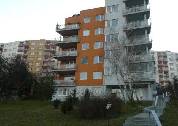 TOP!!! VEĽKÝ, NEZARIADENÝ 3I BYT S LOGGIOU V KARLOVEJ VSI