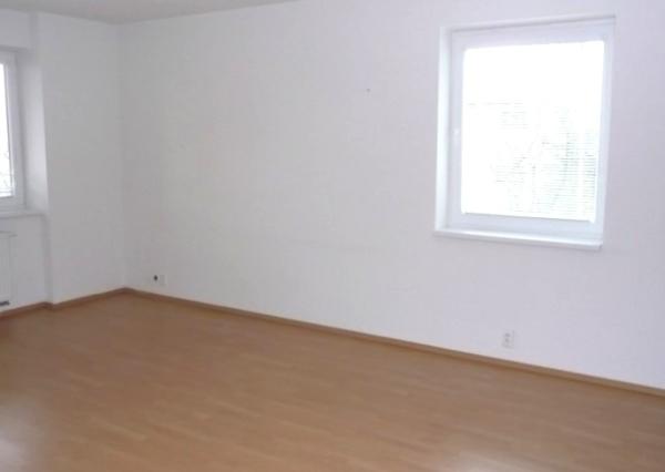 TOP!!! VEĽKÝ, NEZARIADENÝ 3I BYT S LOGGIOU V KARLOVEJ VSI