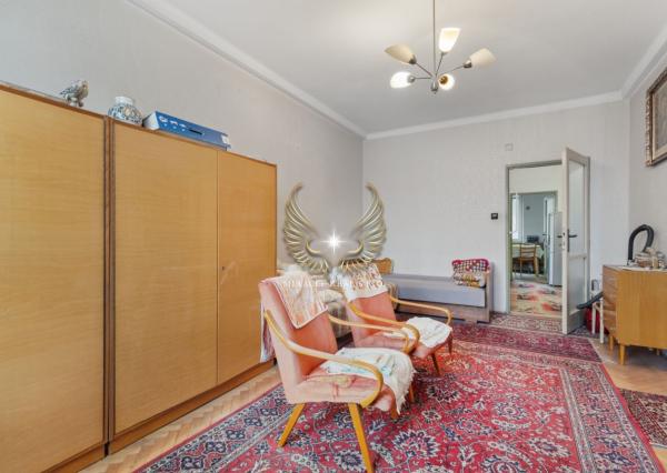 TICHÝ 3I BYT S NEPRIECHODNÝMI IZBAMI A S LOGGIOU NA PRAŽSKEJ ULICI