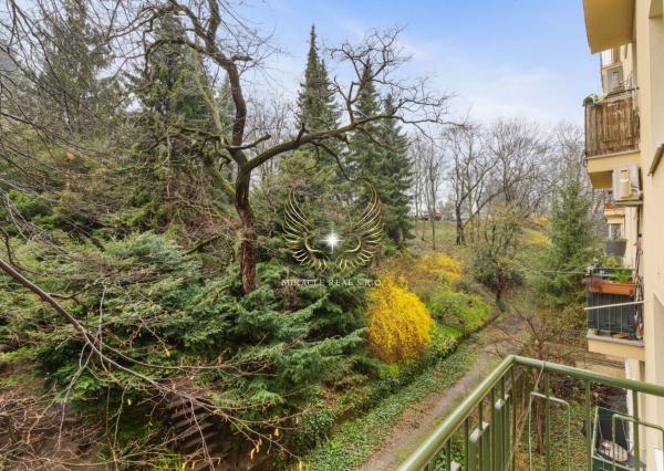 TICHÝ 3I BYT S NEPRIECHODNÝMI IZBAMI A S LOGGIOU NA PRAŽSKEJ ULICI