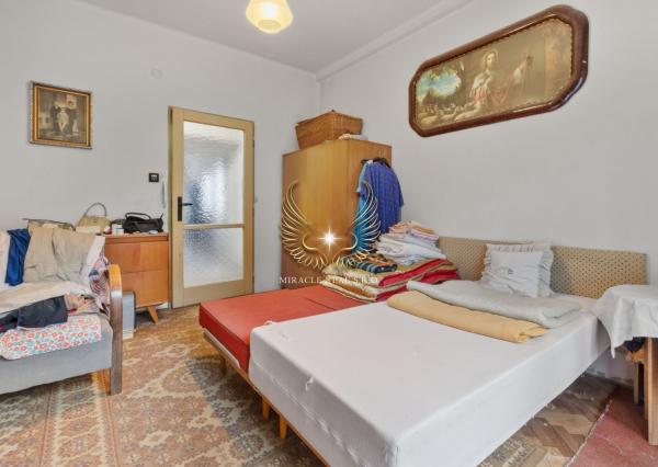 TICHÝ 3I BYT S NEPRIECHODNÝMI IZBAMI A S LOGGIOU NA PRAŽSKEJ ULICI