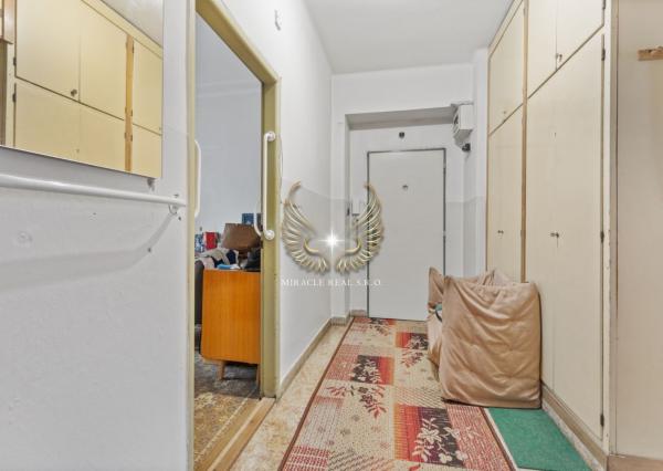 TICHÝ 3I BYT S NEPRIECHODNÝMI IZBAMI A S LOGGIOU NA PRAŽSKEJ ULICI