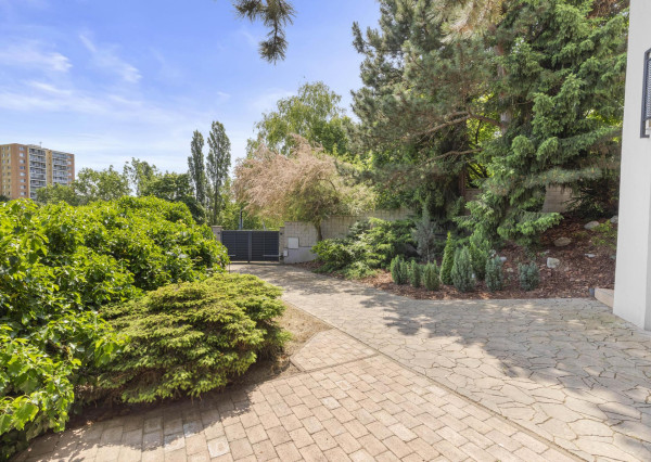 VÝNIMOČNÝ 3PODLAŽNÝ ROD. DOM SO ZÁHRADOU POD LESOM