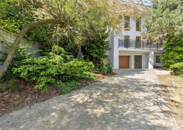 VÝNIMOČNÝ 3PODLAŽNÝ ROD. DOM SO ZÁHRADOU POD LESOM