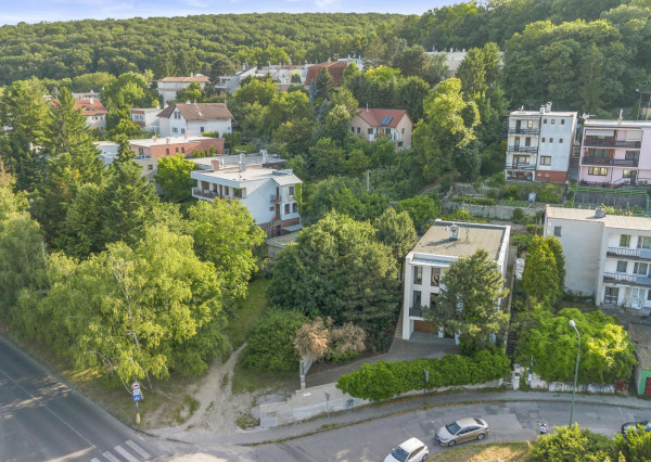 VÝNIMOČNÝ 3PODLAŽNÝ ROD. DOM SO ZÁHRADOU POD LESOM