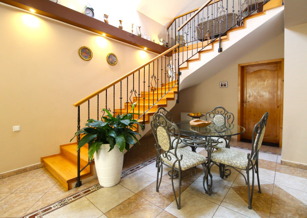 RODINNÝ DOM S BAZÉNOM A ZÁHRADOU KÚSOK OD ŠALE