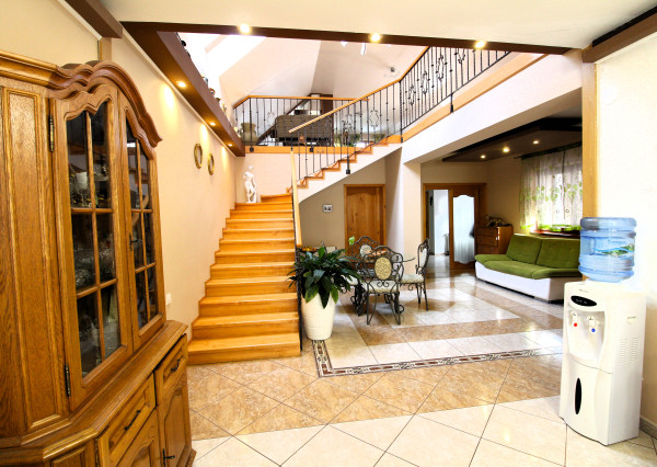 RODINNÝ DOM S BAZÉNOM A ZÁHRADOU KÚSOK OD ŠALE