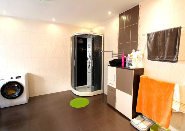 RODINNÝ DOM S BAZÉNOM A ZÁHRADOU KÚSOK OD ŠALE