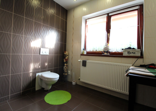 RODINNÝ DOM S BAZÉNOM A ZÁHRADOU KÚSOK OD ŠALE