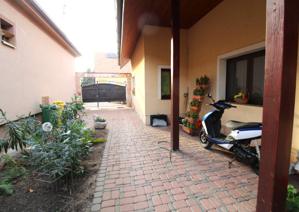 RODINNÝ DOM S BAZÉNOM A ZÁHRADOU KÚSOK OD ŠALE