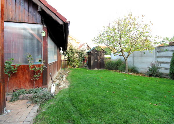 RODINNÝ DOM S BAZÉNOM A ZÁHRADOU KÚSOK OD ŠALE