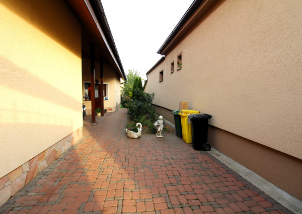 RODINNÝ DOM S BAZÉNOM A ZÁHRADOU KÚSOK OD ŠALE