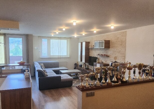 ATYPICKÝ PRIESTRANNÝ 4-IZBOVÝ MEZONET V DÚBRAVKE