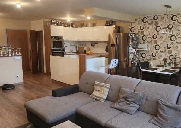 ATYPICKÝ PRIESTRANNÝ 4-IZBOVÝ MEZONET V DÚBRAVKE