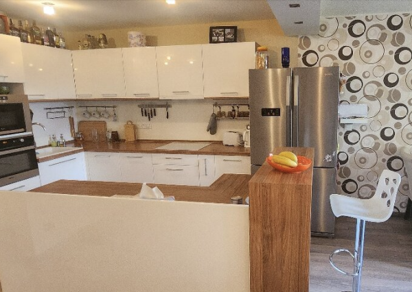 ATYPICKÝ PRIESTRANNÝ 4-IZBOVÝ MEZONET V DÚBRAVKE