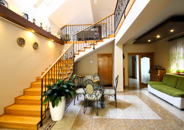 RODINNÝ DOM S BAZÉNOM A ZÁHRADOU KÚSOK OD ŠALE