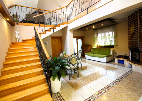 RODINNÝ DOM S BAZÉNOM A ZÁHRADOU KÚSOK OD ŠALE