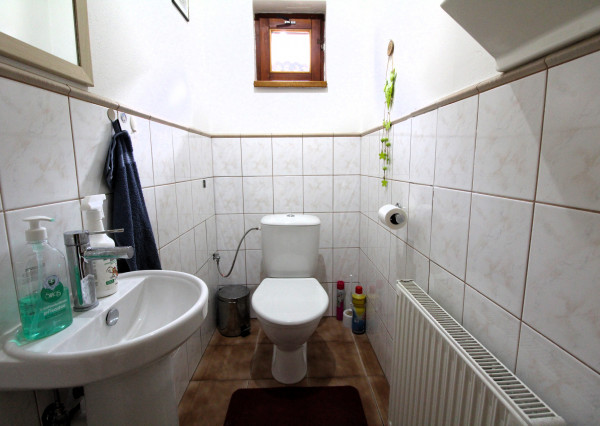 RODINNÝ DOM S BAZÉNOM A ZÁHRADOU KÚSOK OD ŠALE