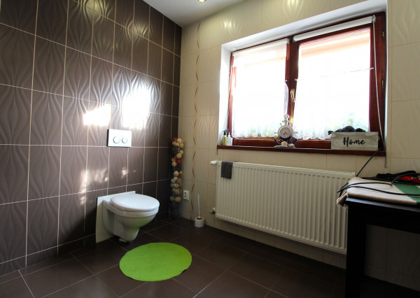 RODINNÝ DOM S BAZÉNOM A ZÁHRADOU KÚSOK OD ŠALE