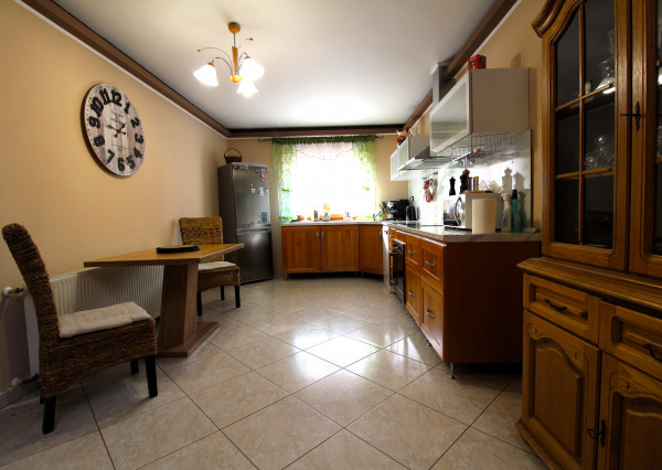 RODINNÝ DOM S BAZÉNOM A ZÁHRADOU KÚSOK OD ŠALE