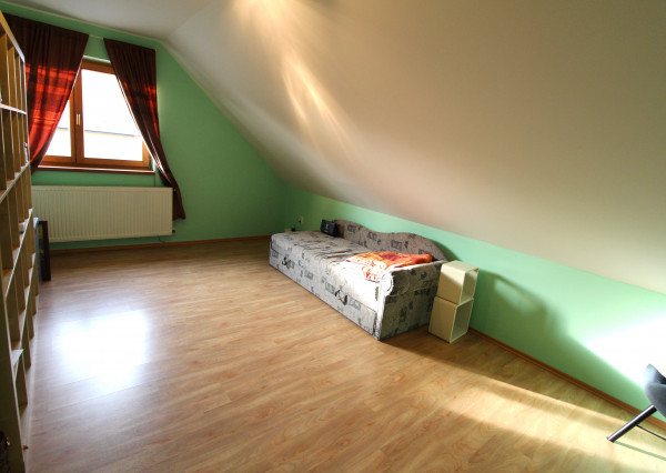 RODINNÝ DOM S BAZÉNOM A ZÁHRADOU KÚSOK OD ŠALE