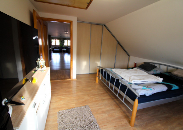 RODINNÝ DOM S BAZÉNOM A ZÁHRADOU KÚSOK OD ŠALE