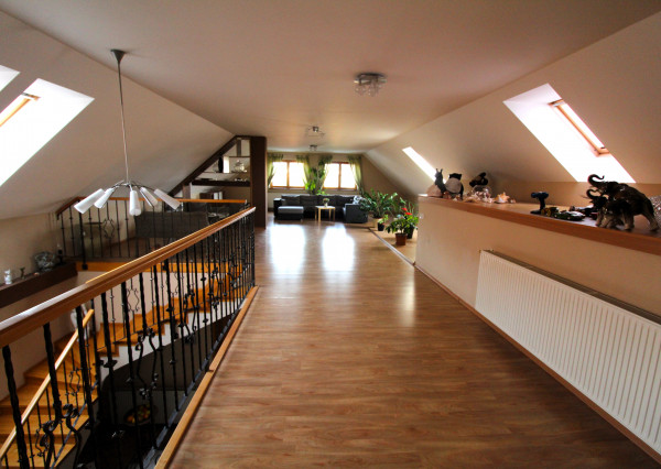 RODINNÝ DOM S BAZÉNOM A ZÁHRADOU KÚSOK OD ŠALE