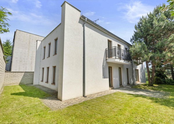 NOVOZREKONŠTRUOVANÝ 3PODLAŽNÝ ROD. DOM SO ZÁHRADOU POD LESOM