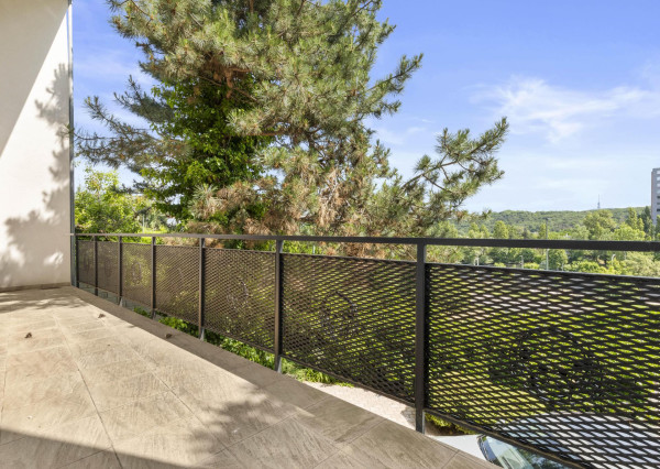 NOVOZREKONŠTRUOVANÝ 3PODLAŽNÝ ROD. DOM SO ZÁHRADOU POD LESOM