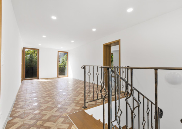 NOVOZREKONŠTRUOVANÝ 3PODLAŽNÝ ROD. DOM SO ZÁHRADOU POD LESOM