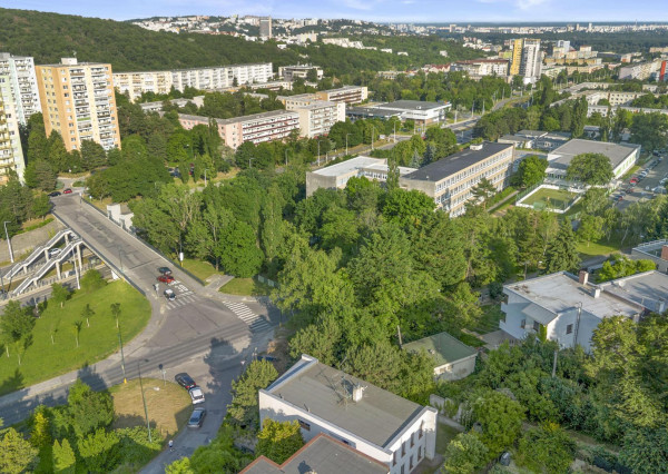 NOVOZREKONŠTRUOVANÝ 3PODLAŽNÝ ROD. DOM SO ZÁHRADOU POD LESOM