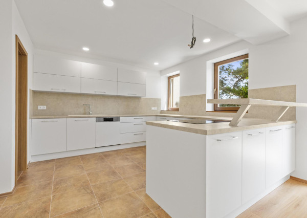 NOVOZREKONŠTRUOVANÝ 3PODLAŽNÝ ROD. DOM SO ZÁHRADOU POD LESOM