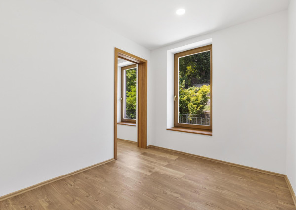 NOVOZREKONŠTRUOVANÝ 3PODLAŽNÝ ROD. DOM SO ZÁHRADOU POD LESOM