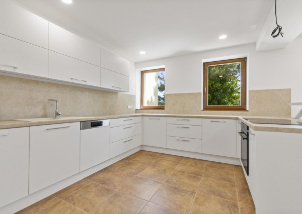 NOVOZREKONŠTRUOVANÝ 3PODLAŽNÝ ROD. DOM SO ZÁHRADOU POD LESOM