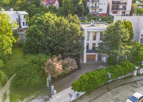 NOVOZREKONŠTRUOVANÝ 3PODLAŽNÝ ROD. DOM SO ZÁHRADOU POD LESOM