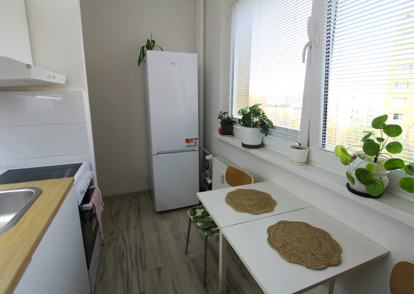 VEĽKÝ, ZREKONŠTRUOVANÝ 1I BYT AJ SO ZARIADENÍM V DÚBRAVKE