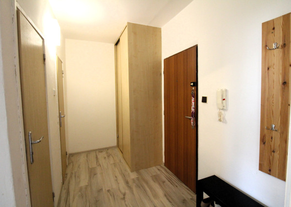 VEĽKÝ, ZREKONŠTRUOVANÝ 1I BYT AJ SO ZARIADENÍM V DÚBRAVKE