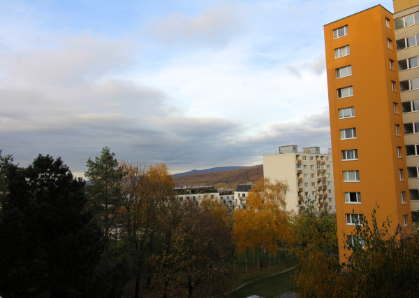 VEĽKÝ, ZREKONŠTRUOVANÝ 1I BYT AJ SO ZARIADENÍM V DÚBRAVKE